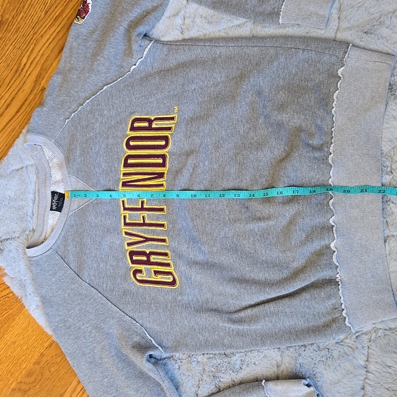 Universal Studios Gryffindor Sweatshirt, Womens Medium, Decent Condition - Picture 9 of 13
